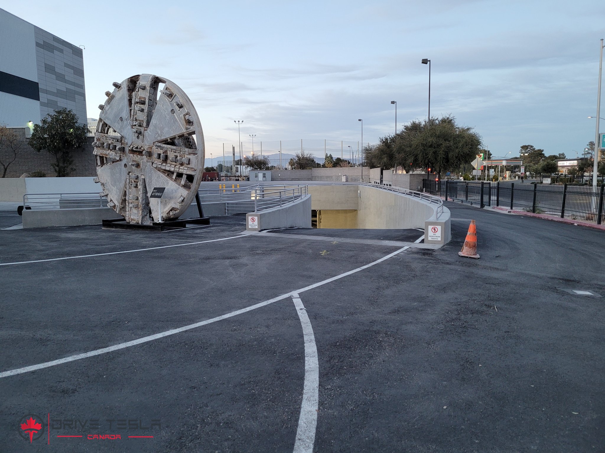 VEGAS LOOP TESLA DRIVER POV - LVCC LOOP - LAS VEGAS CONVENTION CENTER LOOP  - LAS VEGAS, NEVADA 