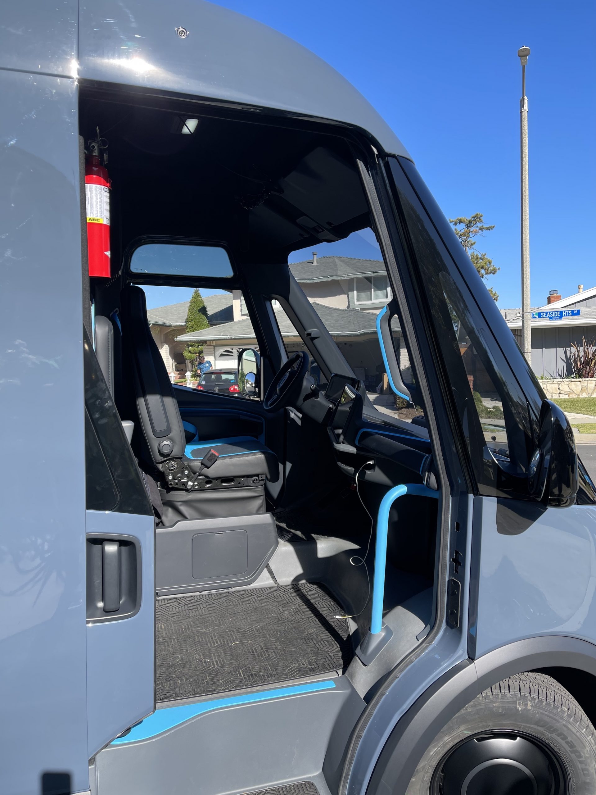 Rivian S Amazon Delivery Van Spotted Dropping Off Packages In Los Angeles Photos Video Drive Tesla