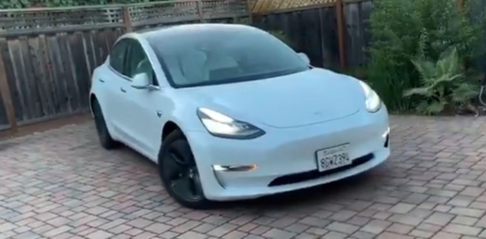 Watch a Model 3 perform an impressive Smart Summon Drive Tesla