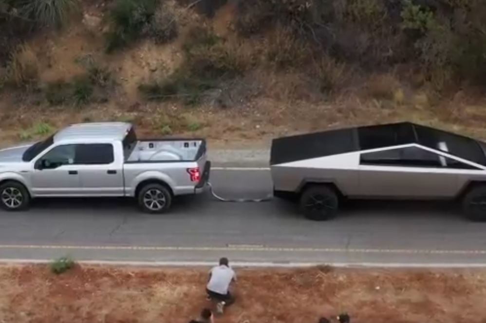 Cybertruck vs Ford F-150 tug of war