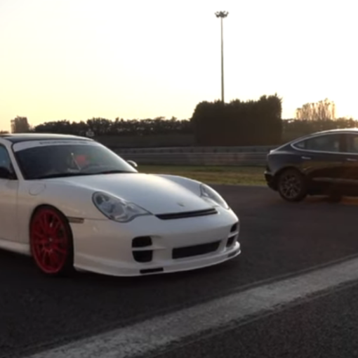 Porsche 911 Carrera 4S vs Tesla SR+