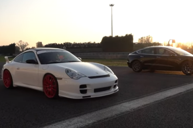 Porsche 911 Carrera 4S vs Tesla SR+