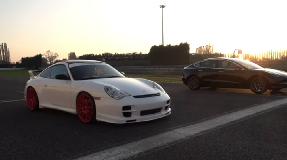 Porsche 911 Carrera 4S vs Tesla SR+