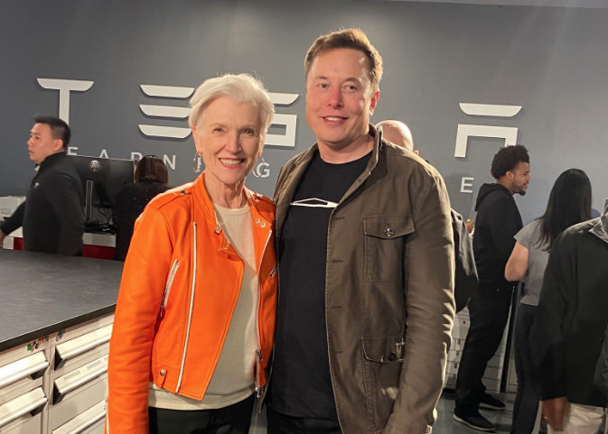 Tesla CEO Elon Musk and his mom help deliver cars on the final day of ...