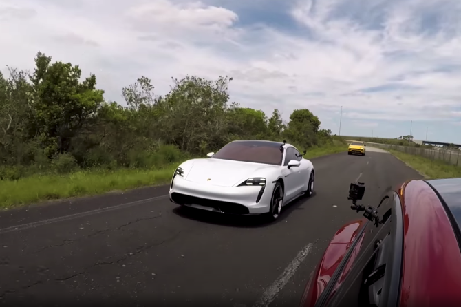 DragTimes Tesla Model S vs Porsche Taycan