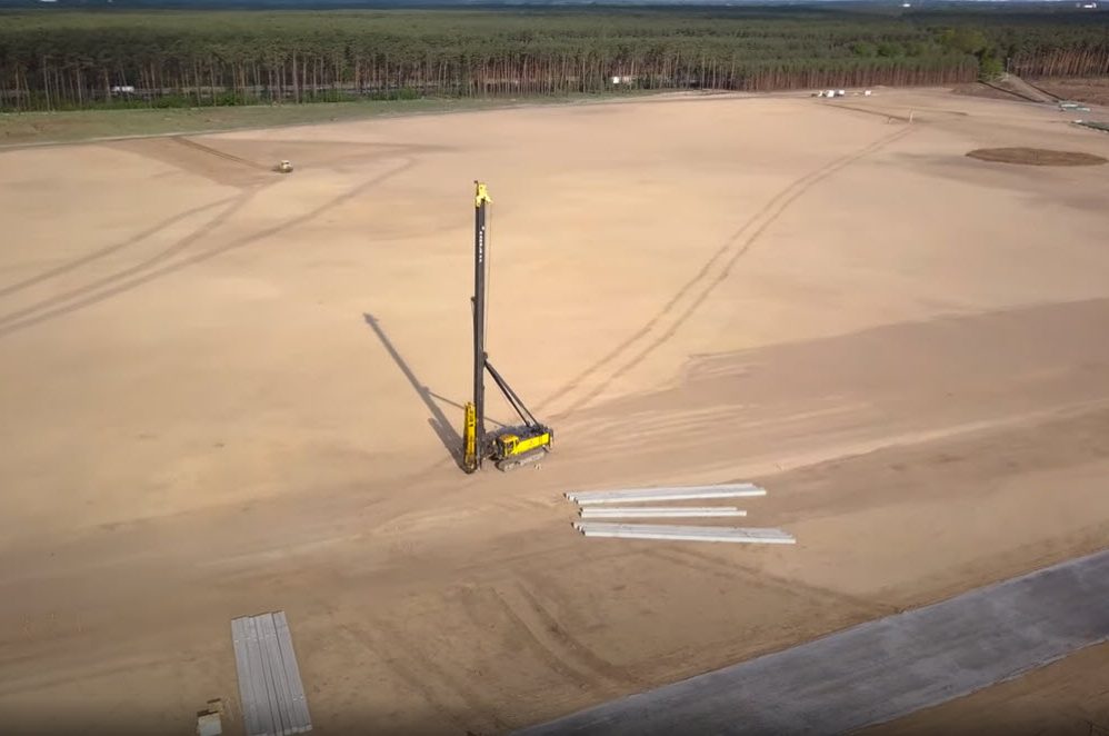 Giga Berlin pile driver