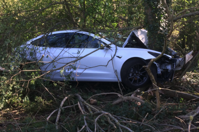Tesla Model 3 crash into tree 4
