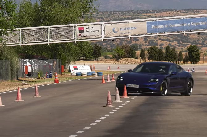Porsche Taycan Turbo S Moose Test