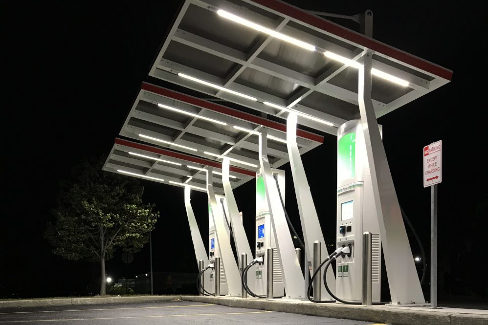 Large-Electrify-Canada-installera-des-abris-au-dessus-de-stations-de-recharge----l-----chelle-du-Canada-106