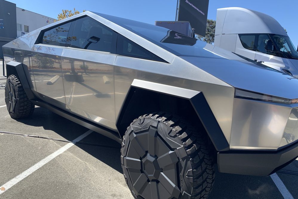 Tesla Cybertruck SV