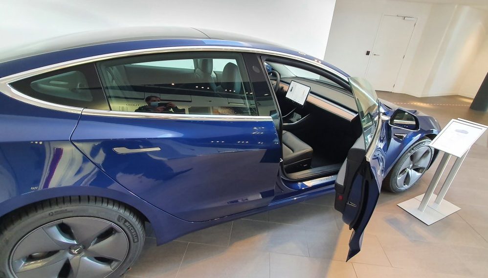 Tesla Model 3 double pane windows