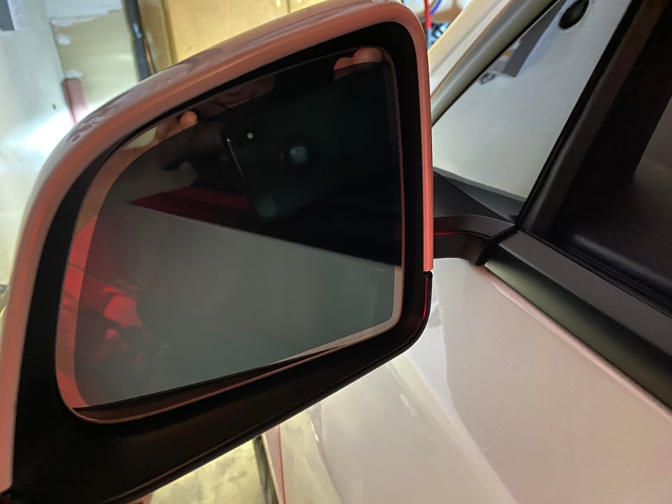 Model Y auto dimming side mirror