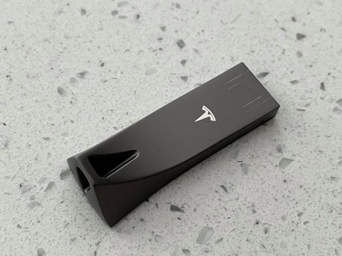 Tesla Model Y now comes with glovebox USB and new metal scroll wheels