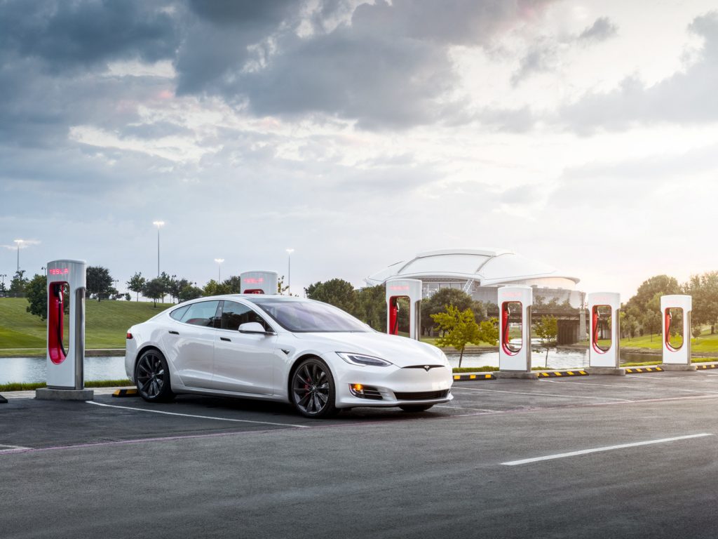 Tesla adds incar payment option for Supercharger sessions [Video