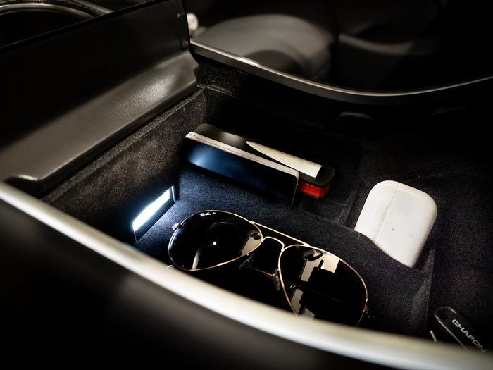 tesla-model-3-y-center-console-organizer-sunglasses_700x_43386118-403c-4358-abb7-6e32d70f1f0b_700x