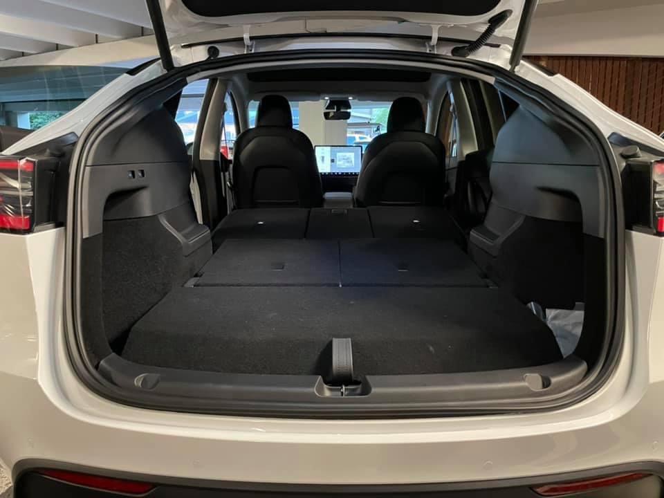 The rear cargo area in the 7seat Model Y is completely flat thanks to this ingenious design