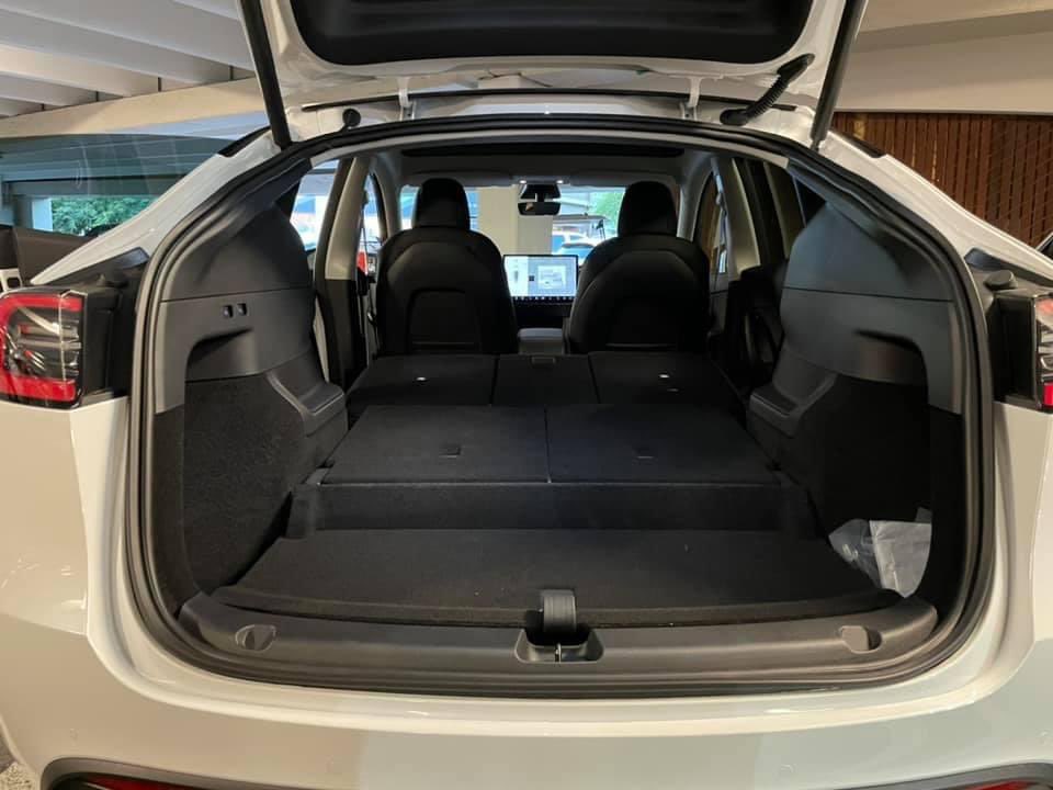The rear cargo area in the 7-seat Model Y is completely flat thanks to
