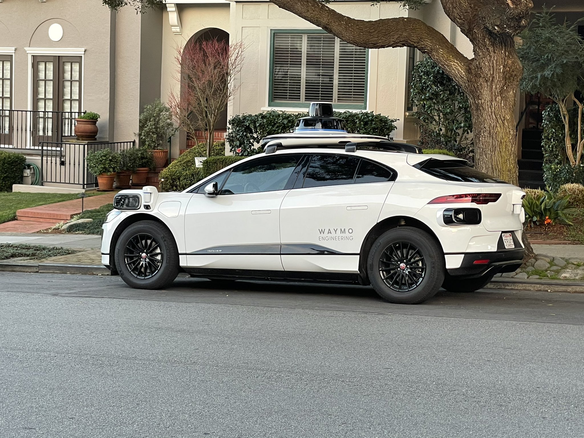 Waymo can start charging for rides in their robotaxis in San Francisco ...