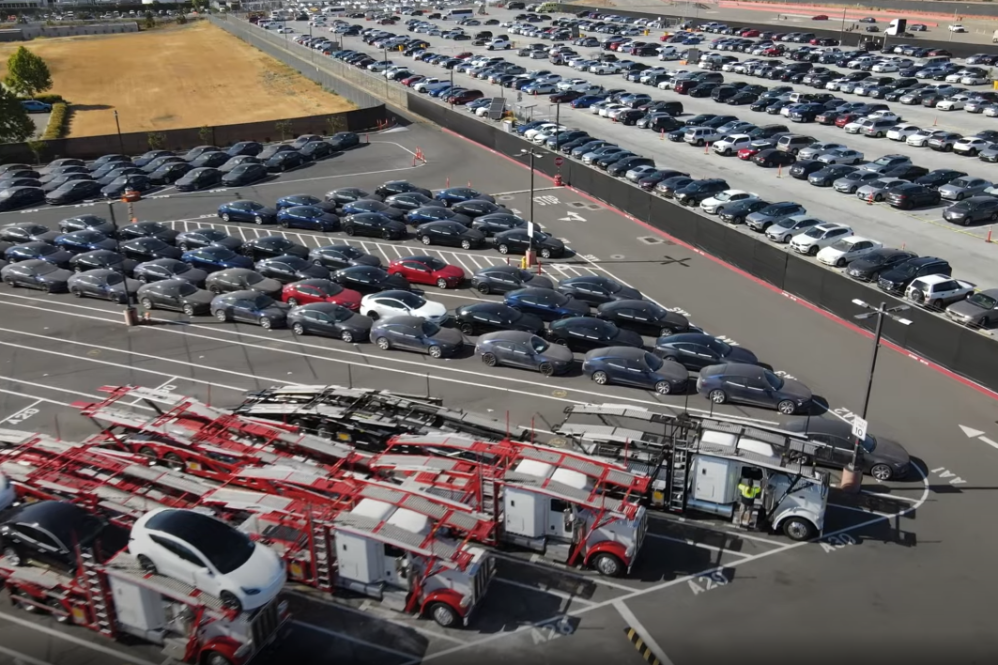 Refresh Model S logistics lot