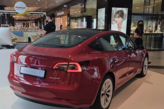 Tesla pop up Bucharest