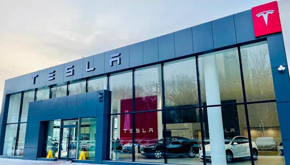 Tesla welcomes Pittsburgh Store with owners' exclusive grand