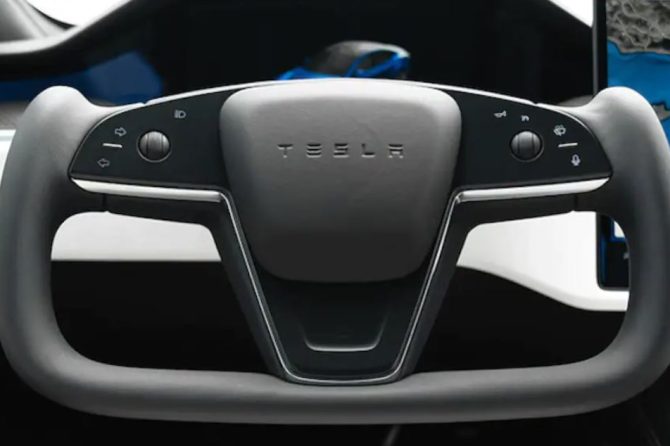 Tesla Model S steering yoke (Credit: MotorTrend)