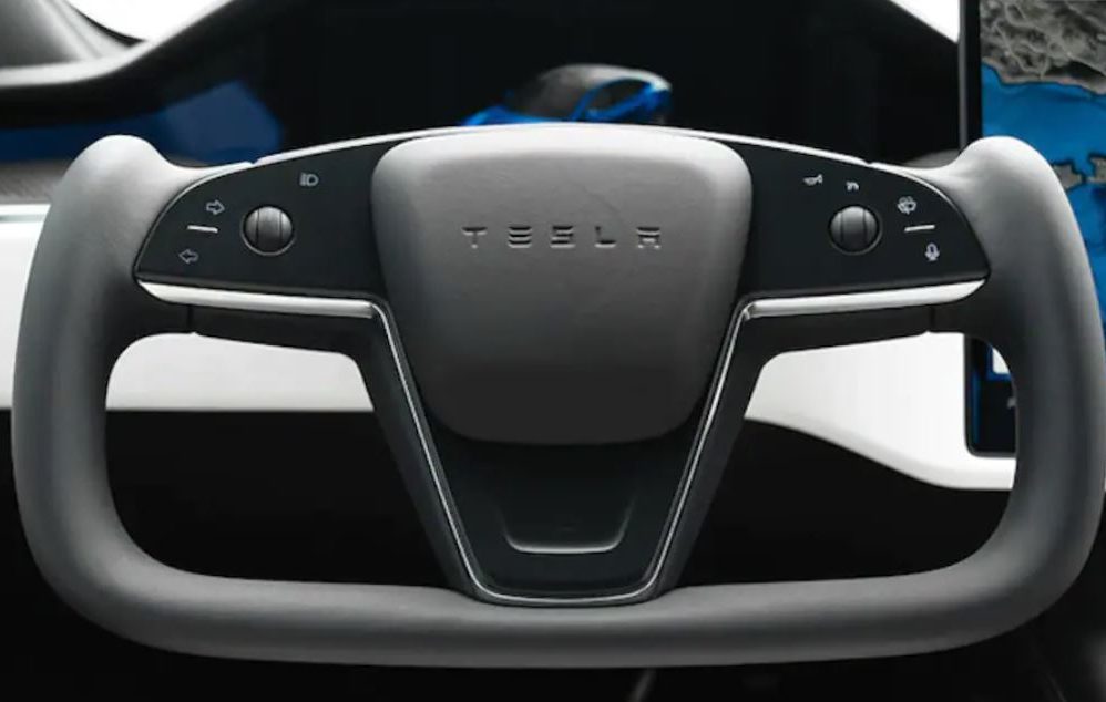 Tesla Model S steering yoke (Credit: MotorTrend)