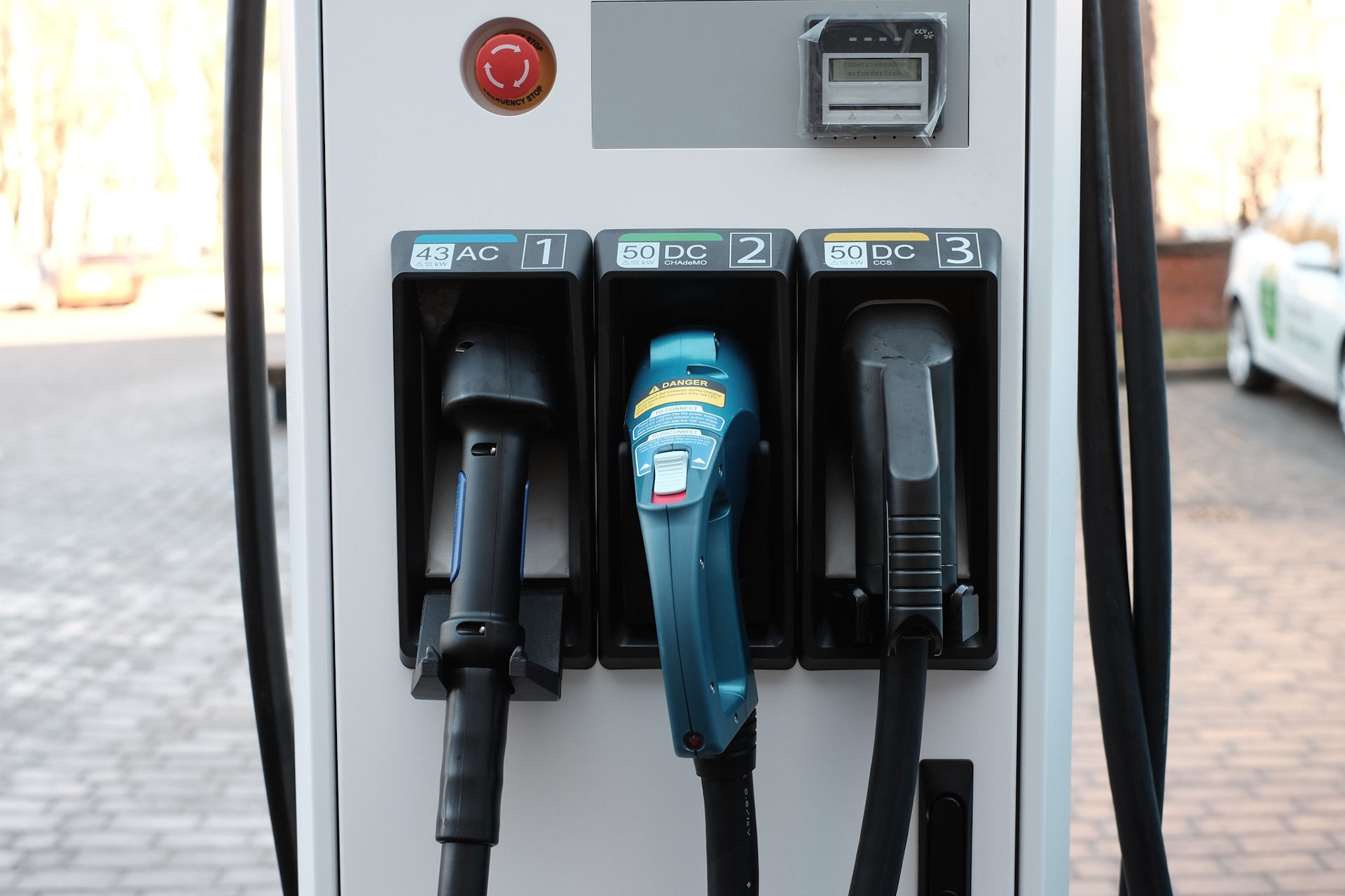 Vancouver approves ,000 annual fee for gas stations and parking lots that don’t install EV chargers