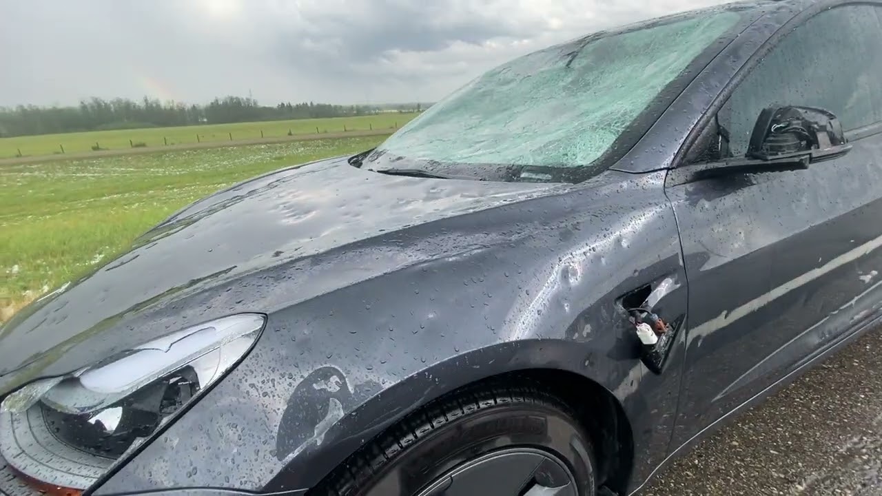 Mire desde el interior de un Tesla Model 3 siendo destruido por una tormenta de granizo en Alberta [Videos]