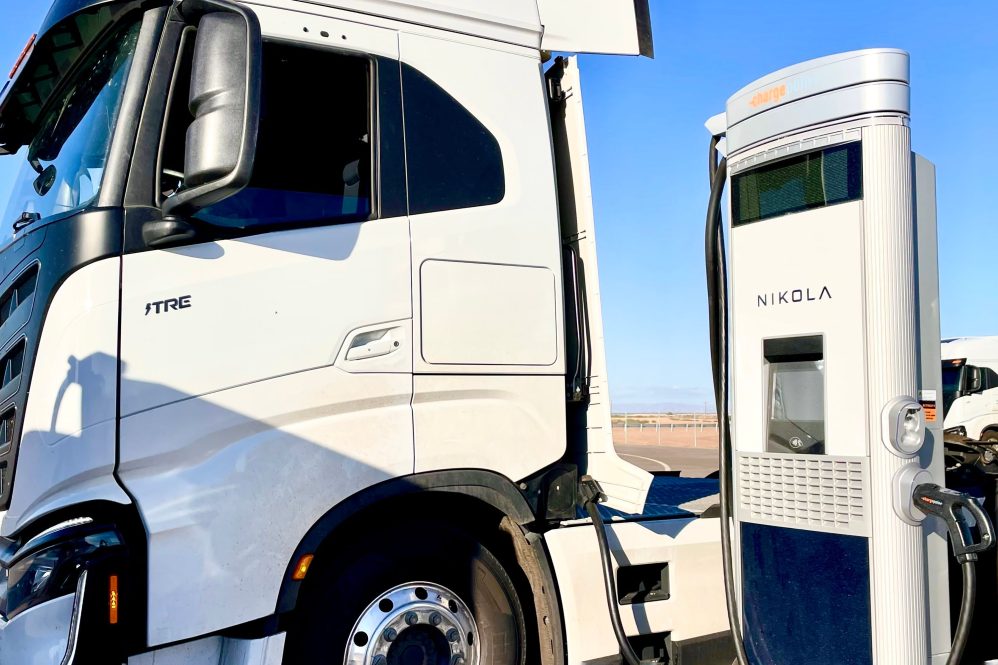 221108_nikola_tre_bev_chargepoint