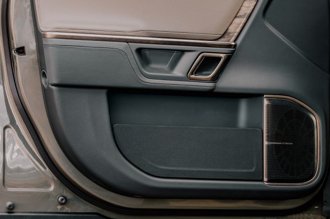 2022-Rivian-R1T-LE-07