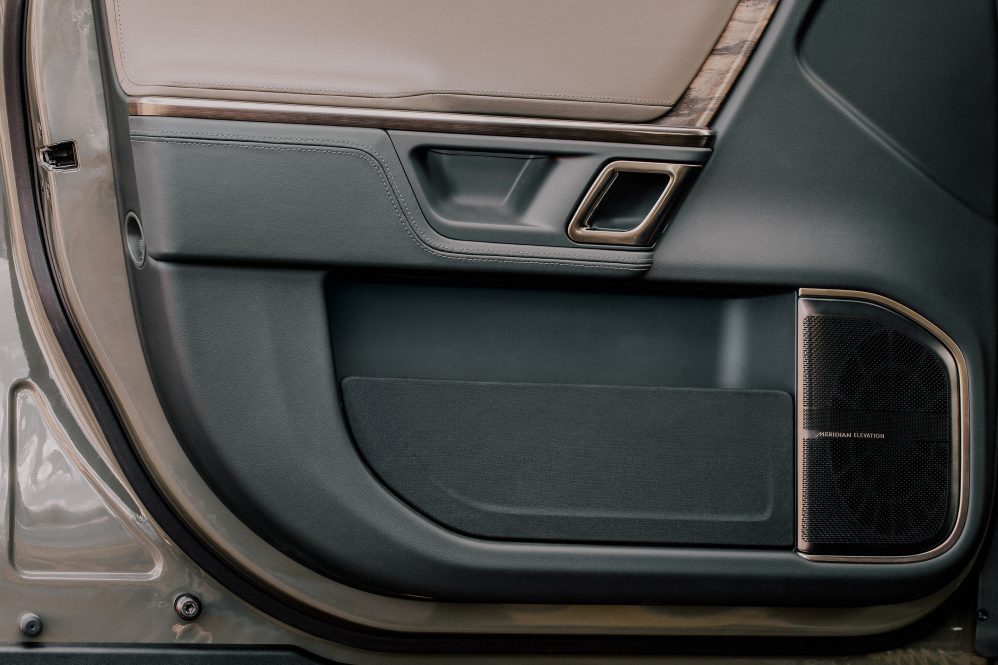 2022-Rivian-R1T-LE-07