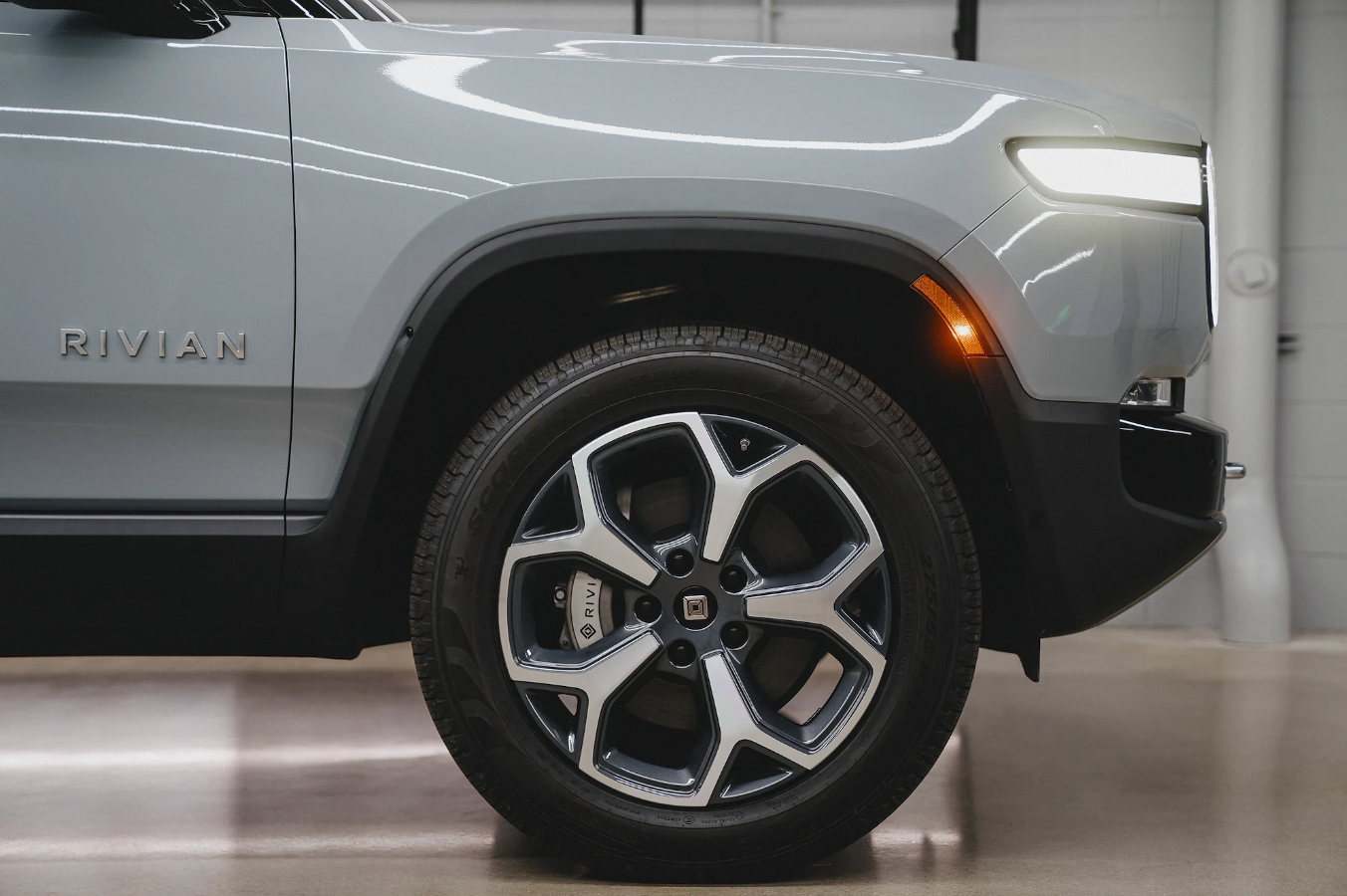 Rivian introduces Performance Dual-Motor R1T - Drive Tesla