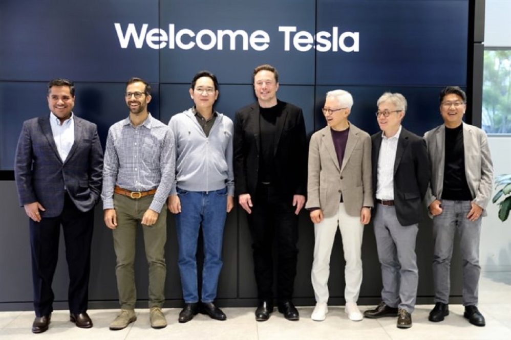 Tesla CEO Elon Musk with Samsung Group's executive chairman Lee Jae-yong