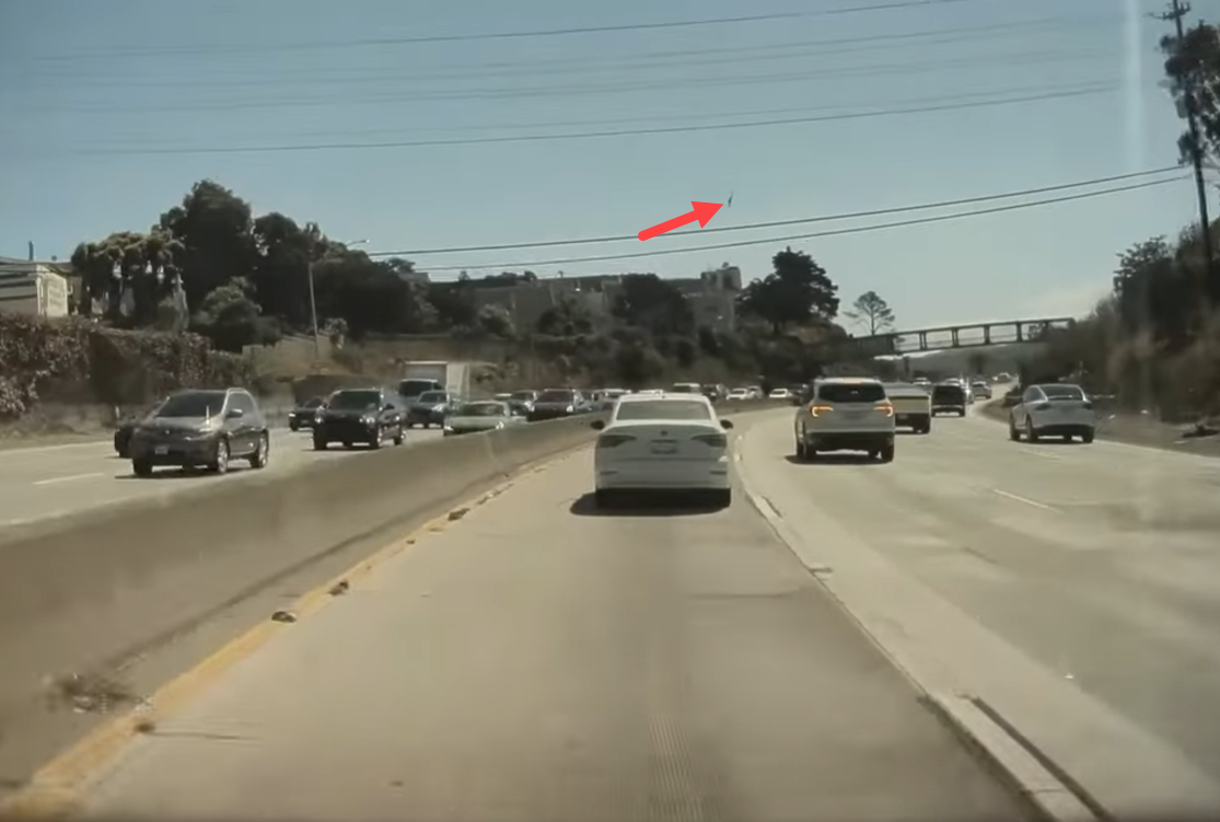Maska powietrzna Tesli Cybertruck leci na kalifornijskiej autostradzie [Video]
