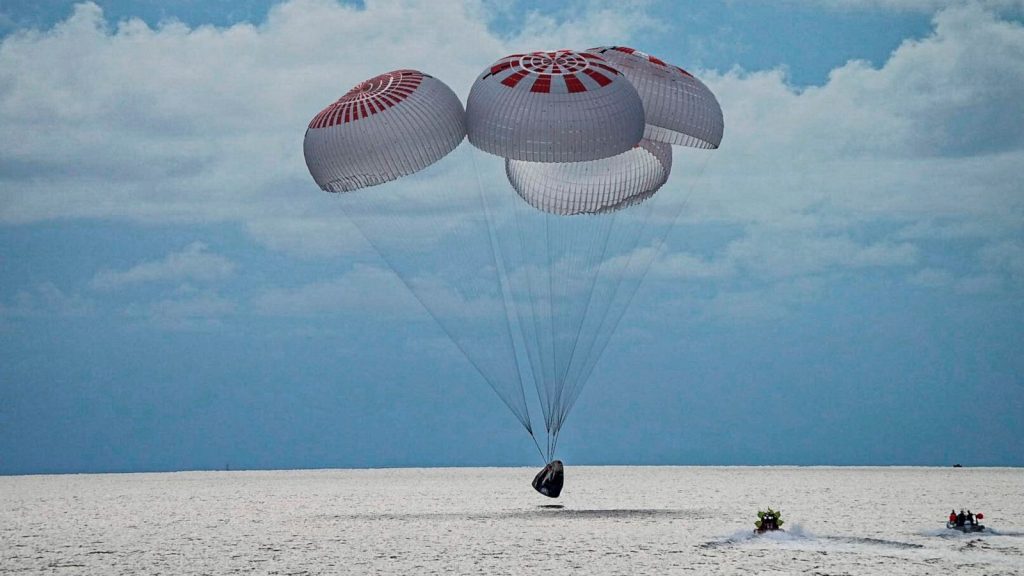 SpaceX’s 1st all-civilian crew splashes do