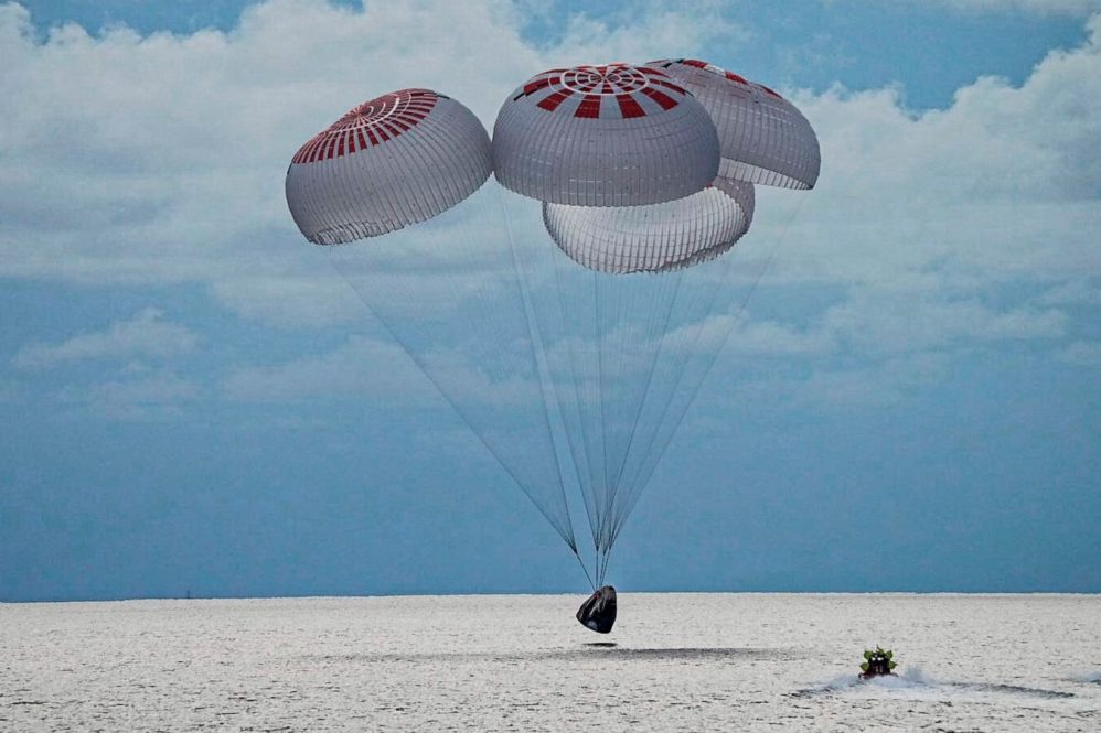 SpaceX’s 1st all-civilian crew splashes do
