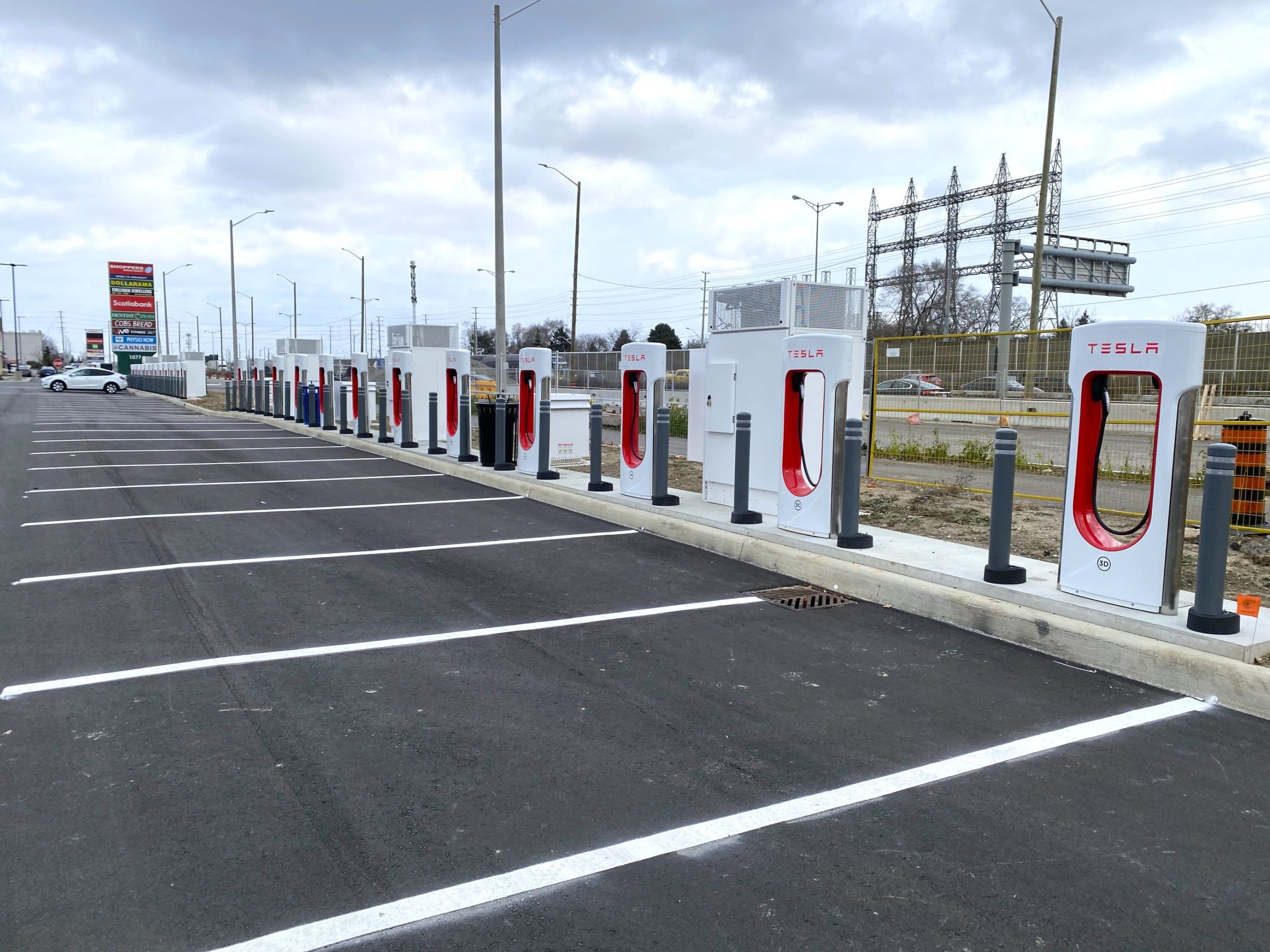 Canada reaches 2000 Supercharger stalls with opening of Mississauga