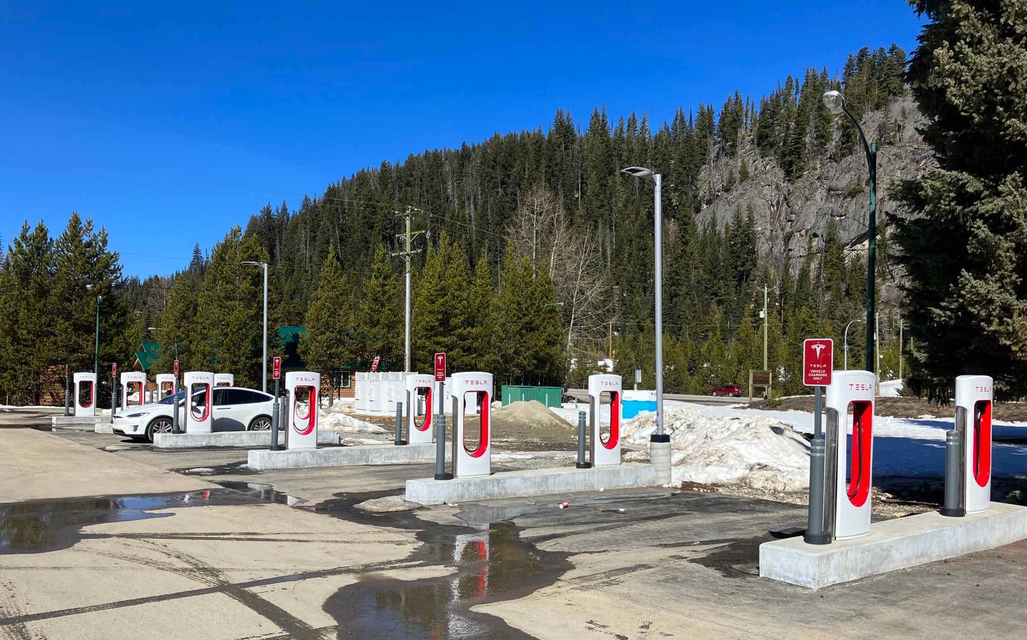 Tesla opens Canada's first pull-through Supercharger station in Manning ...