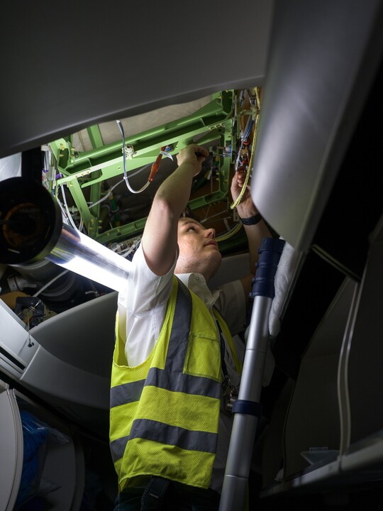 British_Airways-British_Airways_first_787_aircraft_being_fitted_with_Starlink-540x720-ref207393