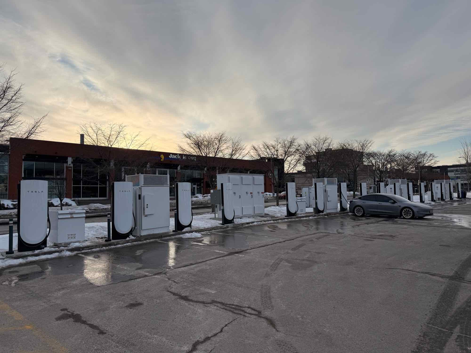 Tesla opens two new Superchargers in Laval and Quebec City [Quebec]