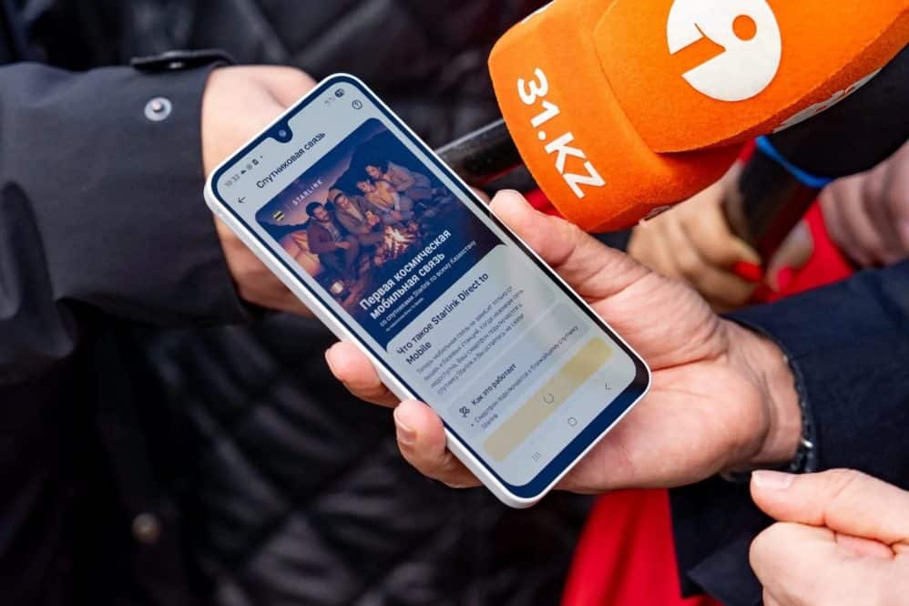 Smartphone showing Beeline Kazakhstan's Starlink satellite-to-mobile service at a launch event
